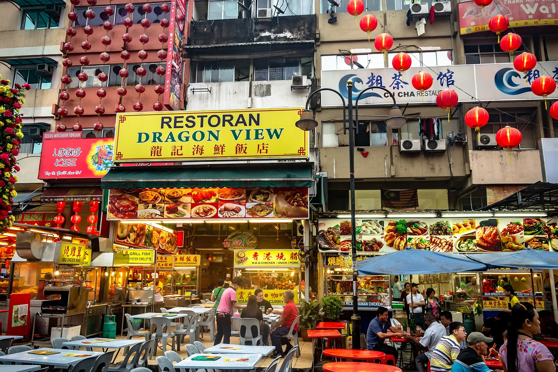 吉隆坡阿罗街美食街，两旁是大排档和露天餐桌