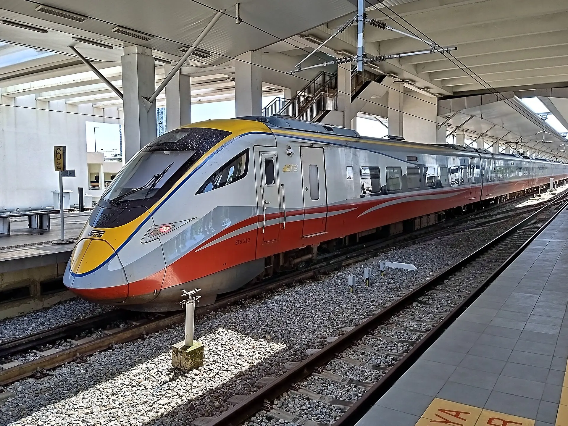 停靠在马来西亚车站月台上的 KTM ETS Class 93 电动城际列车